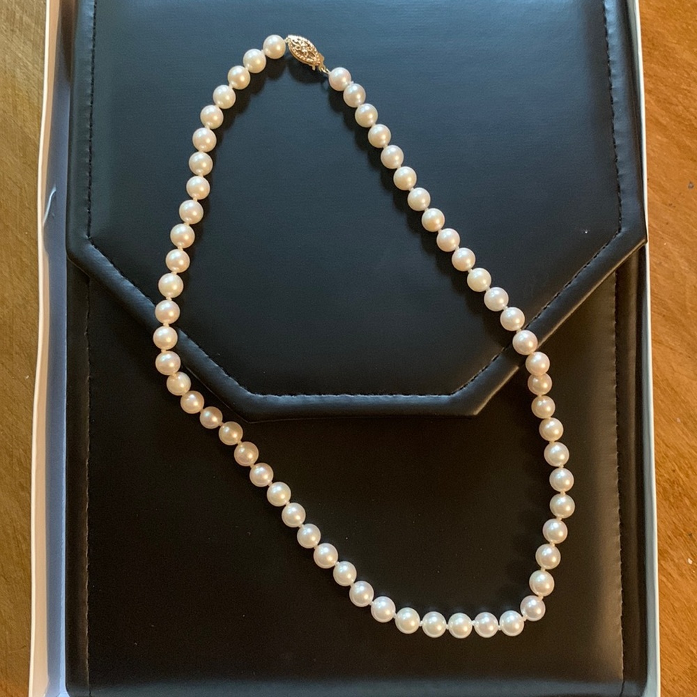 Classic pearl necklace, never worn. New condition. Still in box.